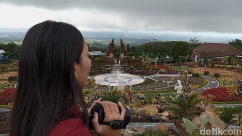 The Bloom Garden, salah satu lokasi festival budaya Ulun Danu Beratan di Tabanan, Selasa (24/12/2024).