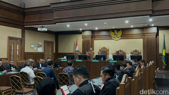 Tiga hakim nonaktif Pengadilan Negeri Surabaya didakwa menerima suap Rp 1 miliar dan SGD 308 ribu atau setara Rp 3,6 miliar. (Anggi M/detikcom)