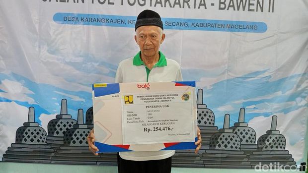 Mulyanto (68) warga Secang, Kabupaten Magelang menerima UGR Rp 254.476, Selasa (24/12/2024).