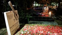 Tampak warga merenung dalam doa.