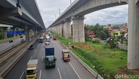 Meski ada pembatasan masih terlihat angkutan barang non sembako yang melintasi jalan tol.  
