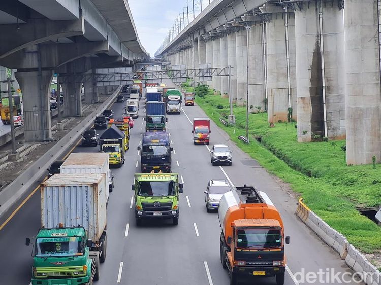 Truk Angkutan Barang Dibatasi di Jalan Tol Selama Nataru