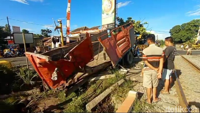 Truk gandeng tertabrak kereta api di Blitar gegara petugas lupa tutup palang pintu
