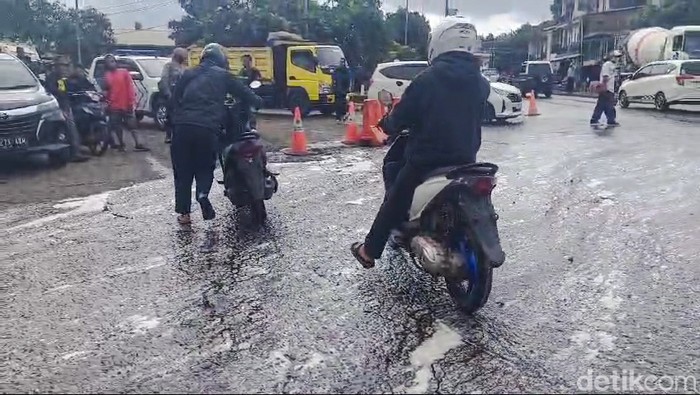 Tumpahan cairan kimia di Jalan Raya Purwakarta-Padalarang.