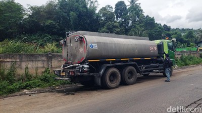 Potret Cairan Kimia Misterius Basahi Jalan Raya Purwakarta-Padalarang