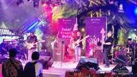 Hiburan musik yang turut memeriahkan suasana di Christmas Market