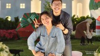 Berswafoto di depan instalasi khas Natal yang dipasang di Lapangan Banteng, Jakarta Pusat