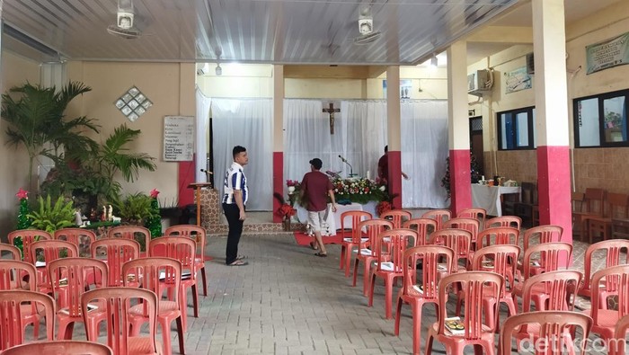 Umat katolik di Pandeglang melakukan persiapan sambut malam natal. (Aris Rivaldo/detikcom).