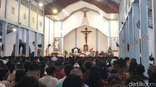 Umat Katolik menghadiri Misa Malam Natal di Gereja Paroki Roh Kudus Labuan Bajo, Selasa (24/12/2024).