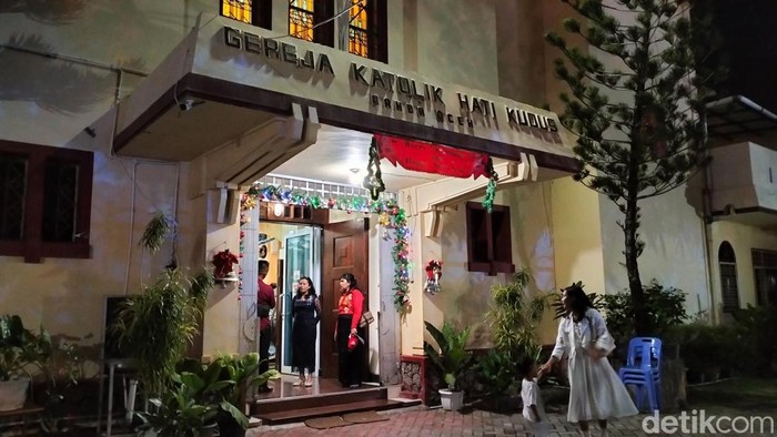 Umat Kristiani di Banda Aceh melaksanakan ibadah Misa Malam Natal dengan khidmat. (Agus Setyadi/detikSumut)