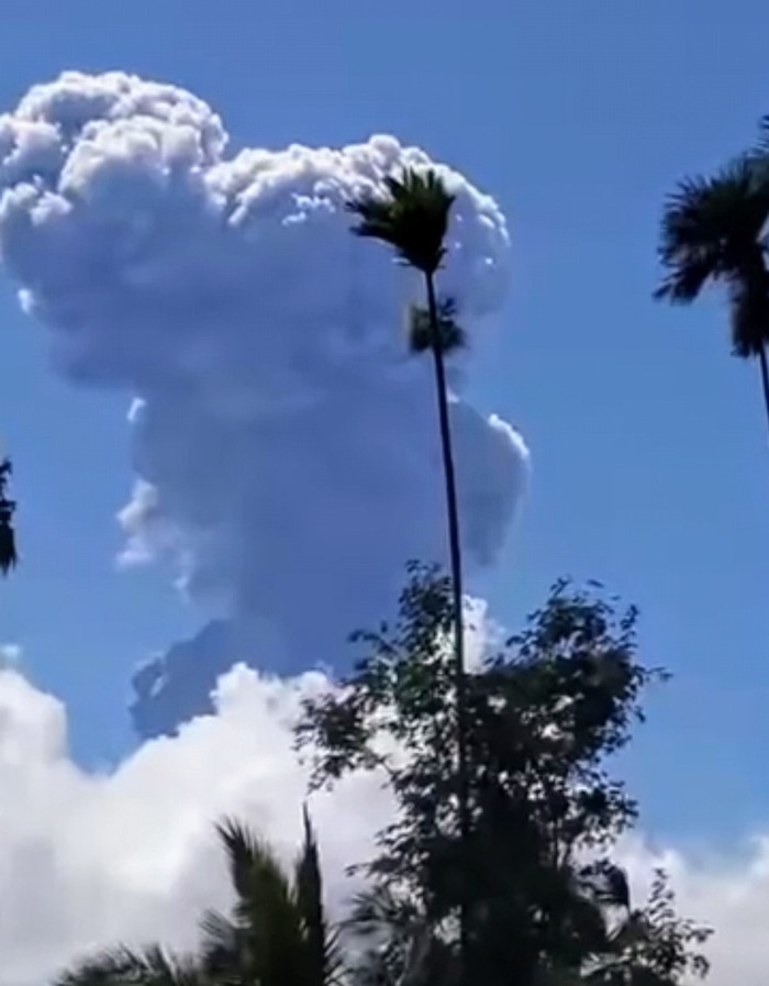 Viral asap hitam saat Gunung Raung erupsi