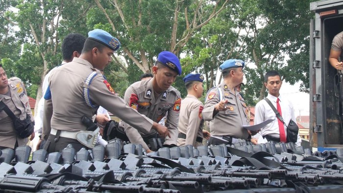 Wakapolda Babel Brigjen Tony Harsono melakukan pengecekan senpi.