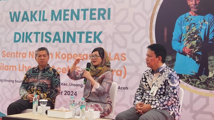 Wakil Menteri Diktisaintek Prof. Stella Christie dan Rektor Universitas Syiah Kuala Prof Marwan saat kunjungan ke Desa Nilam. (dok. Istimewa)