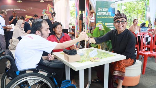Walkot Denpasar, I Gusti Ngurah Jaya Negara, mengunjungi Disabilitas Corner di Denfest ke-17, Senin (23/12/2024). (Dok. Pemkot Denpasar)
