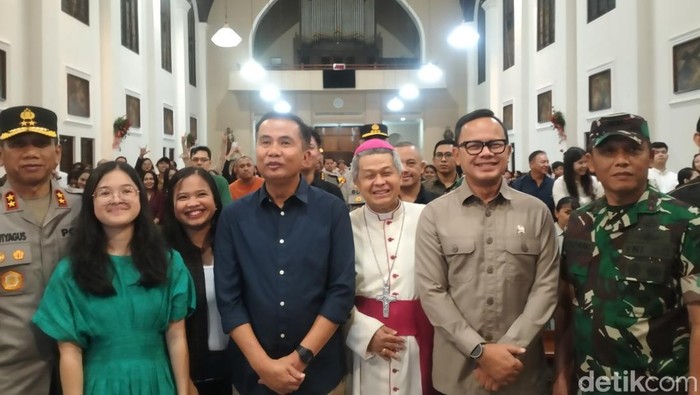 Wamendagri Bima Arya bersama Forkopimda Jabar saat memantau perayaan Natal di Gereja Bandung
