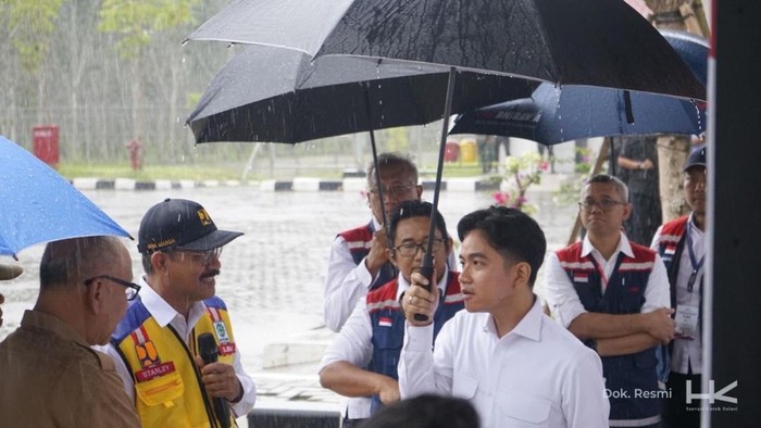 Wapres Gibran Rakabuming Raka saat meninjau tol di Sumut. (dok Istimewa)