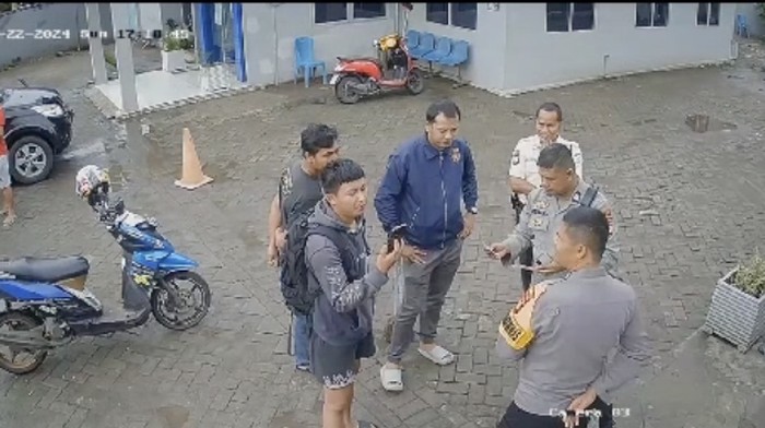 Warga mengaku menerima uang palsu usai melakukan penarikan di ATM Gowa. Pembuat video meminta maaf sebab uang itu ternyata asli. Dokumen Istimewa