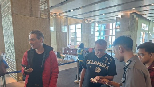 WN Belanda, HRC, dan WN Mesir, MAMM, dideportasi petugas Rudenim Denpasar melalui Bandara Internasional I Gusti Ngurah Rai, Senin (23/12/2024). (Dok. Kanwil Kemenkumham Bali)