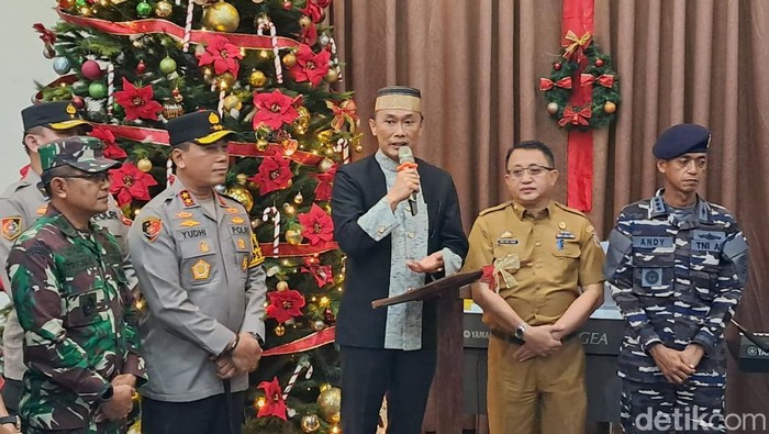 Penjabat (Pj) Gubernur Sulawesi Selatan (Sulsel) Zudan Arif Fakrulloh dan Kapolda Sulsel Irjen Pol Yudhiawan meninjau pelaksanaan misa malam Natal 2024 di Gereja Katedral Makassar.