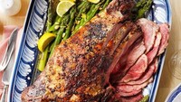 Bukan daging kalkun, perayaan Natal di Yunani wajib ada domba panggang sebagai menu makanan utama. Lengkap dengan Christopsomo, roti manis kismis. Foto: Pool/Site