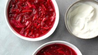 Polandia makanan tradisional saat Natalnya cukup unik. Salah satunya ada Beet Borscht Soup yang menjadi satu dari 12 menu makanan saat Natal. Foto: Pool/Site