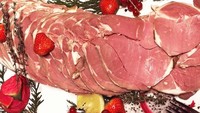Kalau merayakan Natal di Islandia, menu utamanya ada Hangikjot terdiri dari irisan daging kambing atau daging kuda yang direbus. Foto: Pool/Site