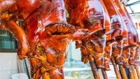 Merayakan natal di Filipina wajib ada hidangan babi guling yang disebut juga dengan lechon. Daging babi disajikan dengan salad hingga pasta. Foto: Pool/Site
