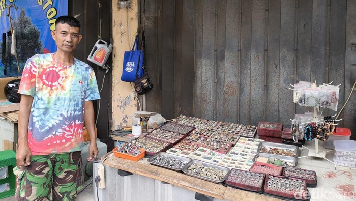 Agus, penjual batu akik di Pasar Kanoman Cirebon.