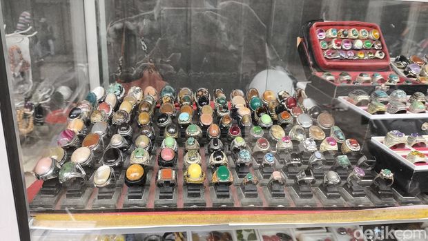 Agus, penjual batu akik di Pasar Kanoman Cirebon.