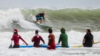 Ratusan orang mengenakan pakaian terbaik mereka di Cocoa Beach, Florida, pada Selasa (24/12), untuk acara tahunan Surfing Santas yang ke-16.