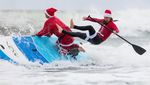Aksi Sinterklas Berselancar Rayakan Natal