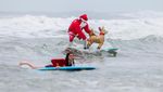 Aksi Sinterklas Berselancar Rayakan Natal