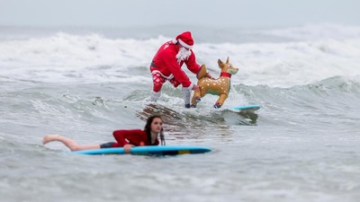 Aksi Sinterklas Berselancar Rayakan Natal