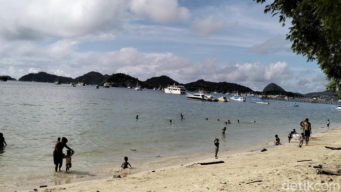 Anak-anak berenang di Pantai Pede Labuan Bajo, Manggarai Barat, Nusa Tenggara Timur (NTT), Rabu (25/12/2024).