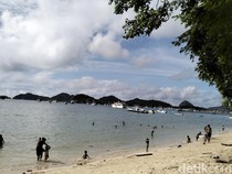 Warga Padati Pantai Pede Labuan Bajo Nikmati Libur Natal