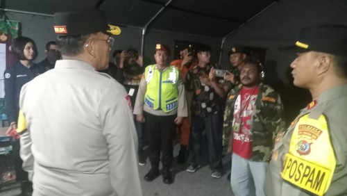 Anggota Banser ikut mengamankan perayaan Natal di Kupang, NTT.