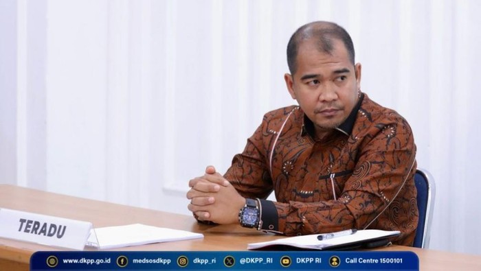 Anggota Bawaslu Raden Zakaria saat sidang DKPP