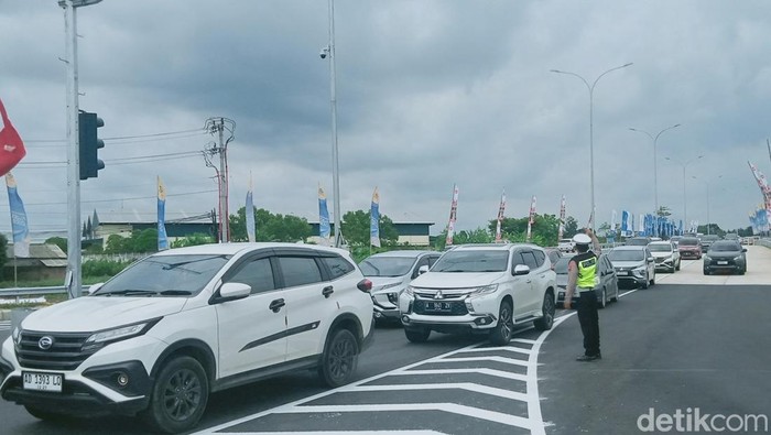 Anggota Sat Lantas Polres Klaten menarik kendaraan dari Exit Tol Prambanan, Rabu (25/12/2024).