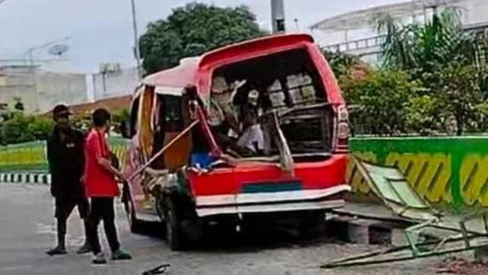Angkot yang terlibat kecelakaan di Medan. (dok. Istimewa)