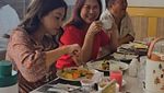 Potret 10 Artis Makan Bareng Keluarga saat Rayakan Natal