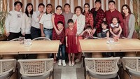 Ini adalah potret keluarga besar Chelsea Olivia dan Glenn Alinskie saat makan bersama di restoran Papulico di Hotel Tentrem Jakarta. Foto: Instagram