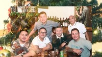 Gading Marten merayakan Natal dengan makan malam bersama teman satu komunitas. Sembari makan malam, mereka juga kompak bertukar kado. Foto: Instagram