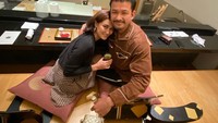 Istri Rio Dewanto ini sering terlihat membagikan momen bersama. Salah satunya ketika berada di sebuah restoran Jepang. Keduanya berpose romantis sambil menikmati segelas teh hijau. Foto: Instagram @atiqahhasiholan