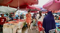 Bersama sang anak, Atiqah sepat mengunjungi Pasar Ikan Kedonganan di Bali. Begini momennya ketika berbelanja ikan dan seafood lainnya. Foto: Instagram @atiqahhasiholan