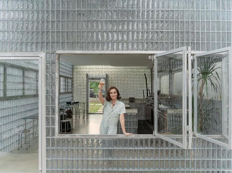 Atiqah Hasiholan Hobi Kulineran dan Punya Bisnis Coffee Shop