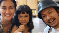 Kalau ini momen ketiganya berada di sekolah sang putri tercinta. Mereka membawa cupcake bersama dengan hiasan krim stroberi dan meses pelangi. Foto: Instagram @atiqahhasiholan
