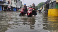 Jalan Pepelegi ini selalu menjadi langganan banjir saat Sidoarjo dilanda hujan lebat.