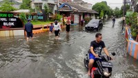 bnjir juga merendam akses jalan masuk perkampunga di Desa Pepelegi, Kecamatan Waru Sidoarjo.