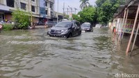 Pantauan detikJatim hari ini, banjir di Jalan Pepelegi belum surut sejak sore kemarin. Banjir ini karena curah hujan yang tinggi di wilayah Kecamatan Waru. Ketinggian air di jalan tersebut mencapai 60 sentimeter.