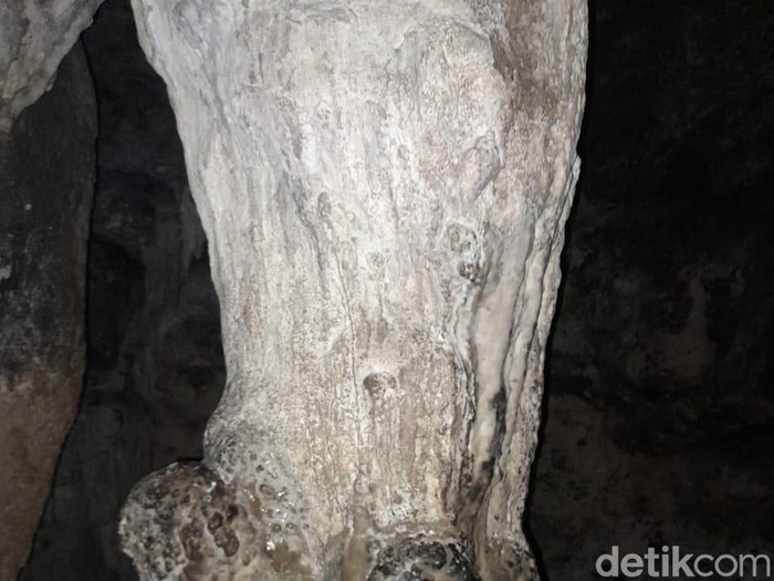 Batu jodoh di Gua Parat Pangandaran.